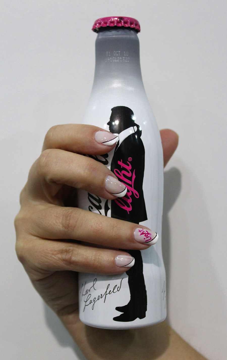 #Nailart, La Tendencia En #Uñas Con @Stroke_Nails 5 Stroke-Nails-Art-Bodegon-Coca-Cola-Karl-Lagerfeld
